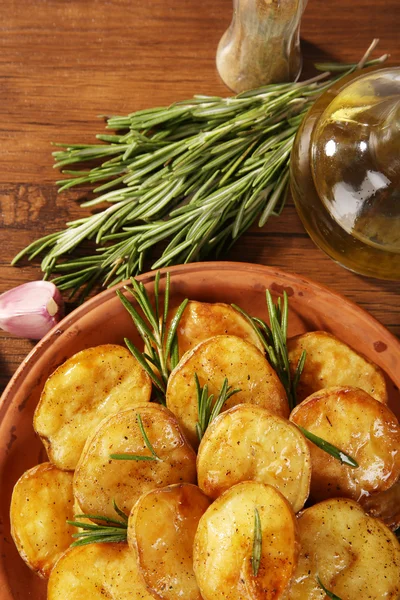 Läckra bakad potatis med rosmarin — Stockfoto