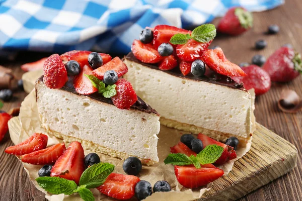 Delicioso pastel de queso con bayas —  Fotos de Stock