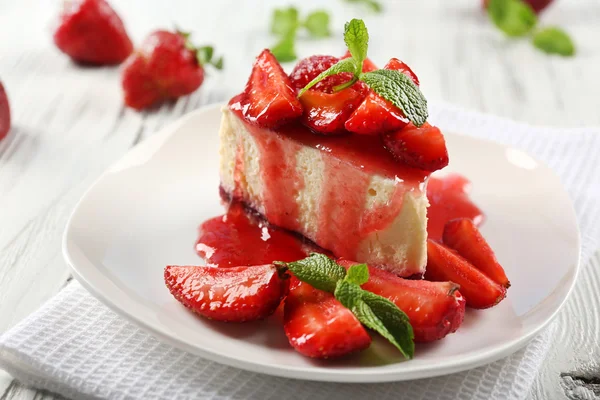 Köstlicher Käsekuchen mit Beeren — Stockfoto