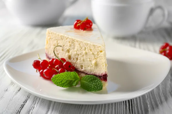 Heerlijke cheesecake met bessen — Stockfoto