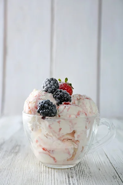 Helado con bayas frescas congeladas —  Fotos de Stock