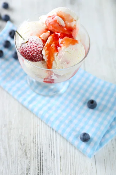 Crème glacée aux baies fraîches congelées — Photo