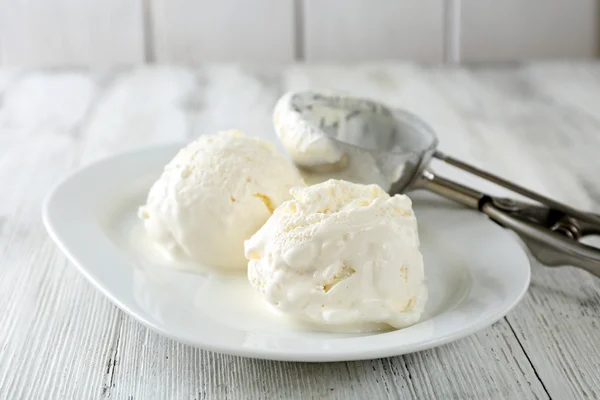 Delicioso helado de vainilla en el plato —  Fotos de Stock