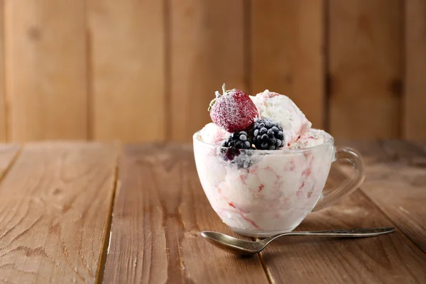 Ice cream with fresh frozen berries — Stock Photo, Image