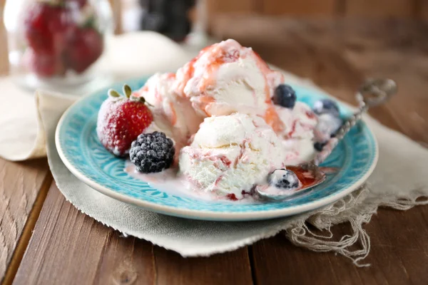 Ice cream with fresh frozen berries — Stock Photo, Image