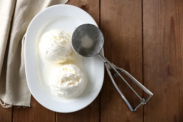 Delicioso sorvete de baunilha no prato — Fotografia de Stock