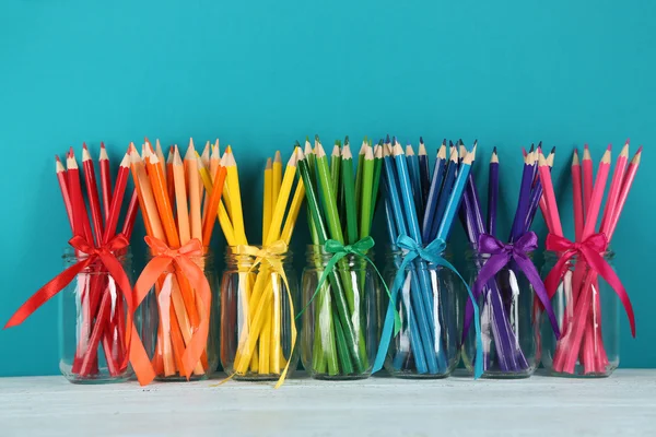 Crayons lumineux dans des bocaux en verre — Photo