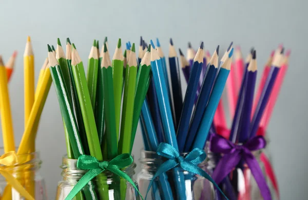 Světlé tužky ve sklenicích — Stock fotografie