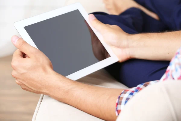 Mão masculina segurando PC tablet — Fotografia de Stock