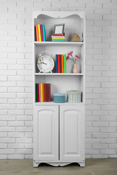 Books and decor on shelves — Stock Photo, Image