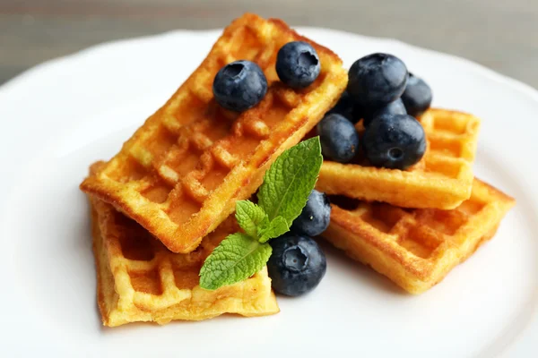 Waffle çilek ve çikolata sosu ile — Stok fotoğraf