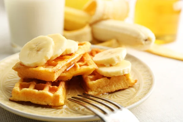 Sweet homemade waffles with sliced banana — Stock Photo, Image