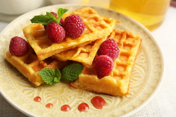 Süße hausgemachte Waffeln mit frischen Himbeeren — Stockfoto