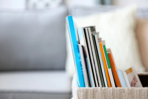 Tijdschriften in mand in woonkamer — Stockfoto