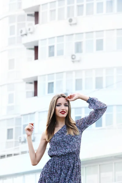 Hermosa joven posando en la calle de la ciudad — Foto de Stock