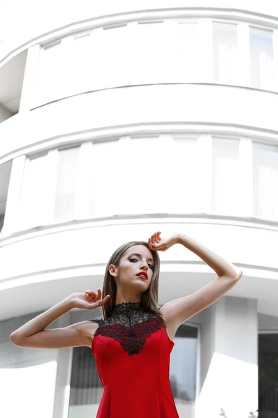 Beautiful young girl posing on city street — Stock Photo, Image