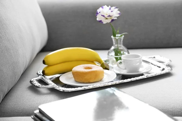 Light breakfast and magazines — Stock Photo, Image