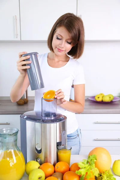 Ung vacker kvinna med juicer, förbereda färsk juice — Stockfoto