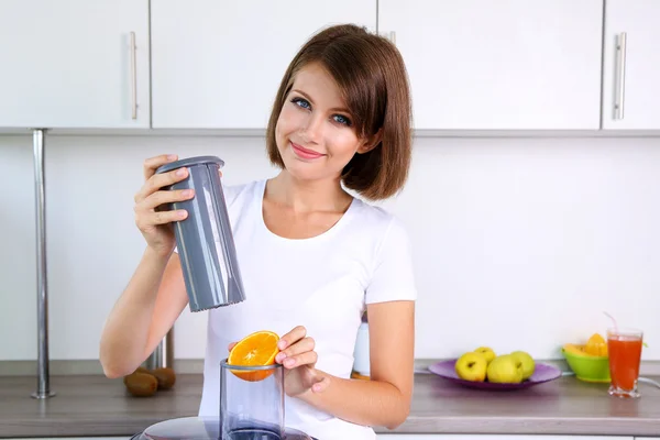 Mulher bonita nova usando juicer, preparando suco fresco — Fotografia de Stock