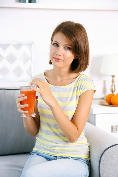 Jovem bela mulher bebendo suco fresco — Fotografia de Stock