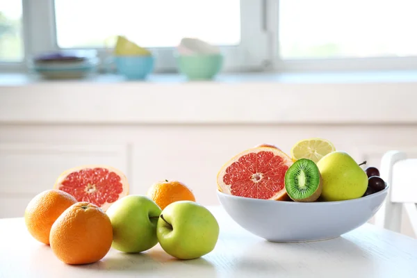 Vers fruit op tafel — Stockfoto