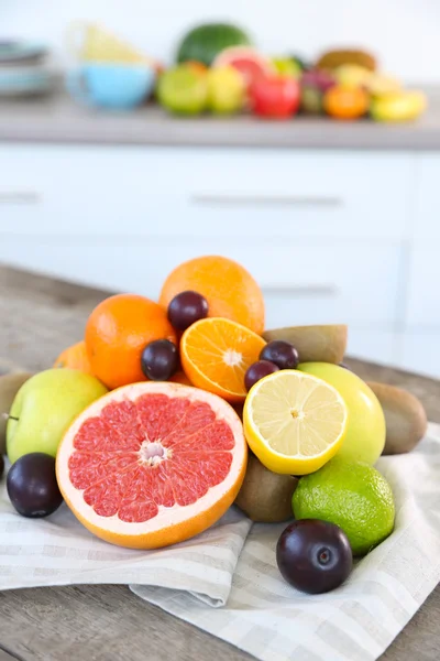 Vers fruit op tafel in de keuken — Stockfoto