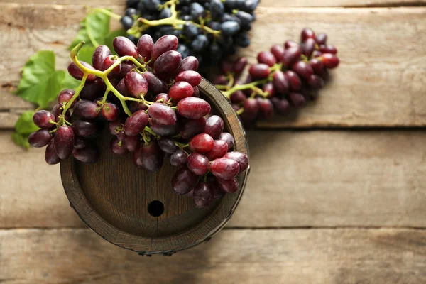 Old wine barrel and grape — Stock Photo, Image