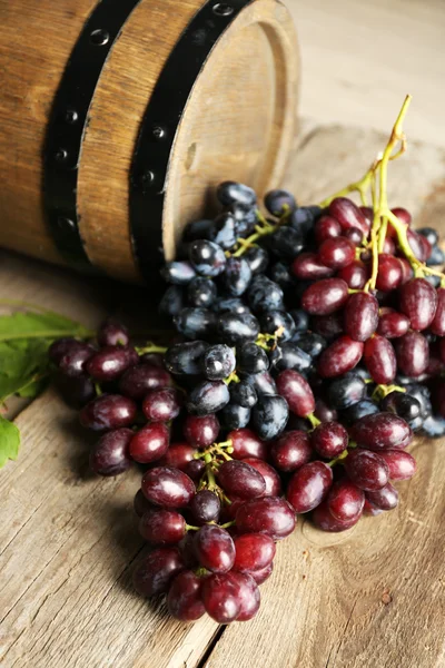 Old wine barrel and grape — Stock Photo, Image