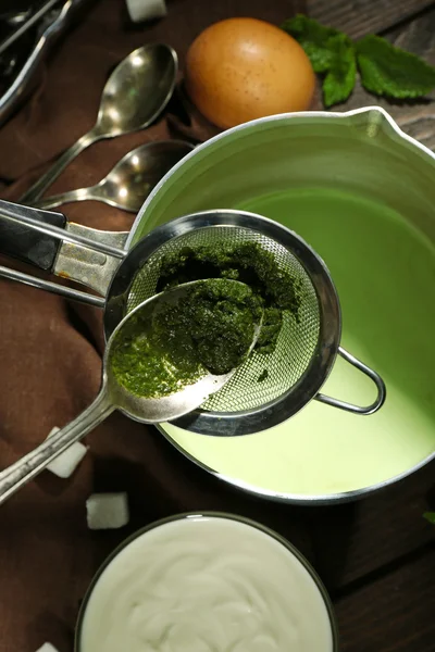 Hacer helado de menta —  Fotos de Stock