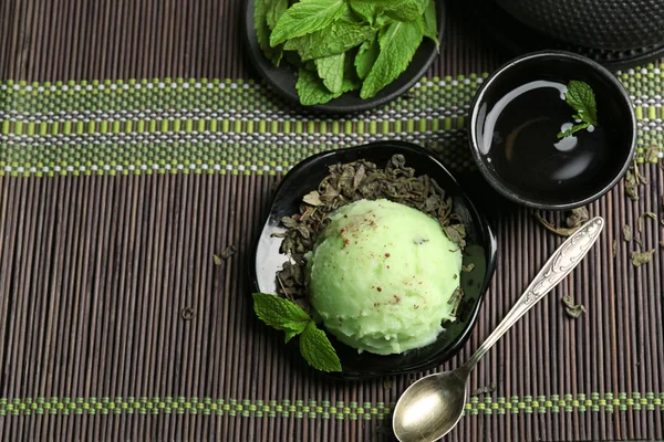 在竹凉席上绿茶冰淇淋 — 图库照片