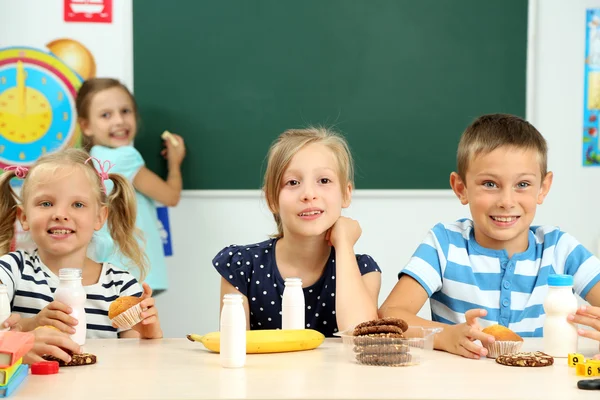 Schattige kinderen op lunch moment — Stockfoto