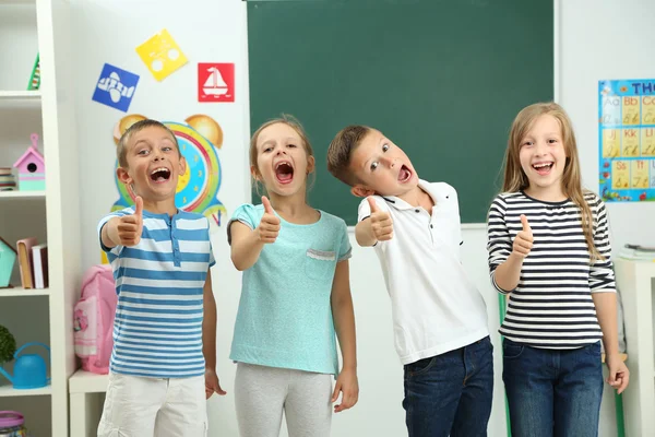 Portret van gelukkig klasgenoten — Stockfoto