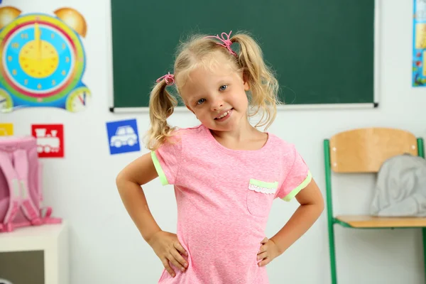 Linda menina em sala de aula — Fotografia de Stock