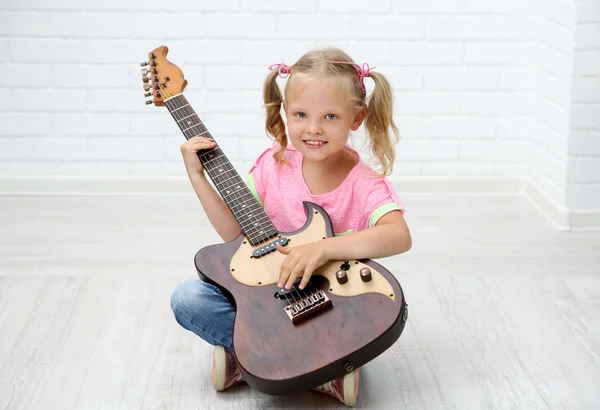 Petite fille jouant de la guitare — Photo