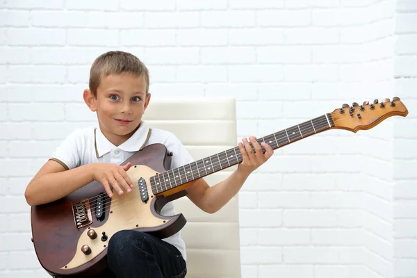 Niño tocando la guitarra — Foto de Stock