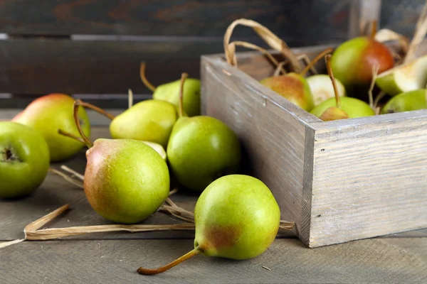 木箱に熟した梨 ロイヤリティフリーのストック写真