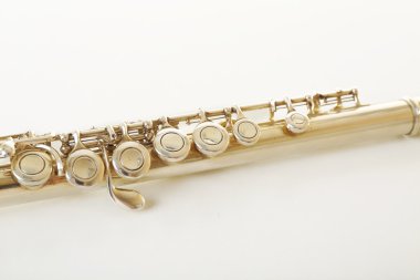 Flüt üzerinde beyaz izole