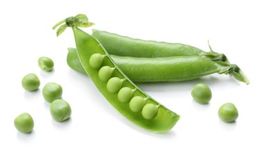 Taze yeşil bezelyeler beyaz üzerine izole edilmiş