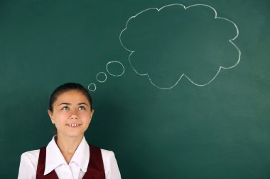 Güzel küçük kız Blackboard ayakta