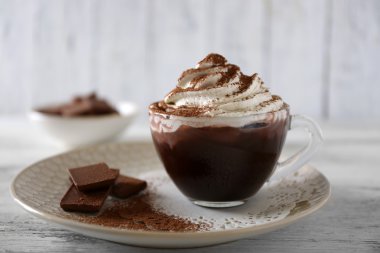 Kahve rengi ahşap zemin üzerine krema ile