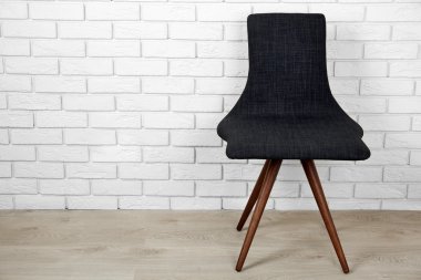 Tuğla duvar arka plan üzerinde modern sandalye