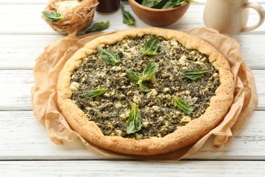 Ispanaklı masada açık pasta yakın çekim