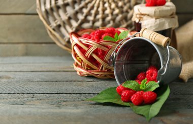 Ahşap arka plan üzerinde tatlı ahududu