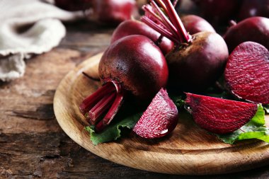 Ahşap masa yapraklarda ile genç pancar yakın çekim