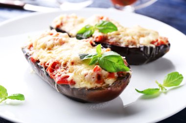 Patlıcan kiraz domates ve peynirle ahşap masa, closeup üzerinde beyaz tabakta yemek