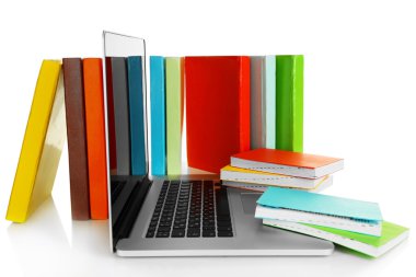 Kitap üzerinde beyaz izole dizüstü bilgisayar ile yığını