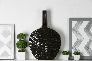 Resim odasında raf ile modern vazo