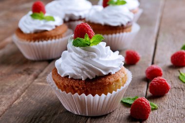 Lezzetli kek çilek ve ahşap masa üzerinde taze nane ile yakın çekim