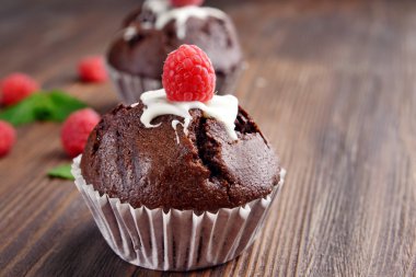 Tablo üzerinde meyveleri ile lezzetli çikolata cupcakes yakın çekim