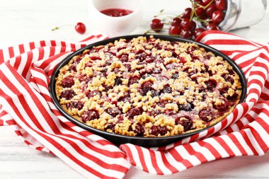 Kiraz tablo ile lezzetli ev yapımı pasta yakın çekim